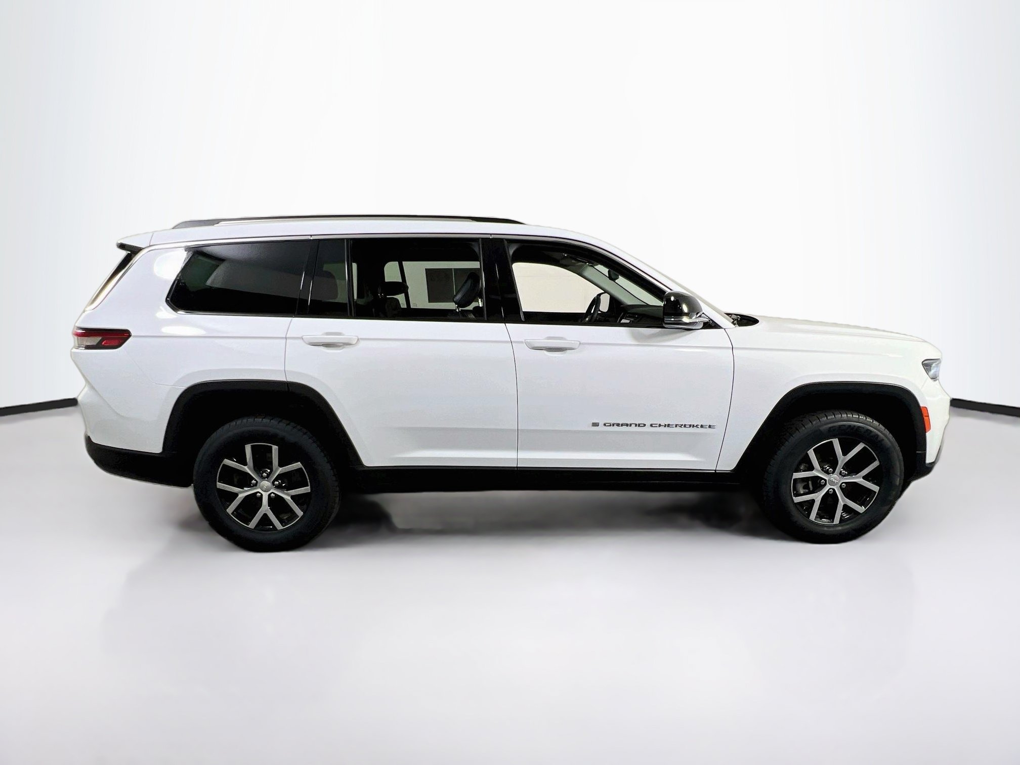 Used 2023 Jeep Grand Cherokee L Limited AWD/4WD image 4
