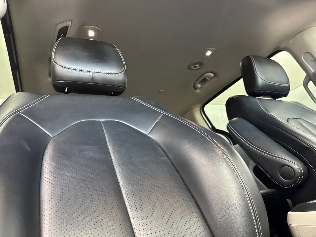 Used 2023 Chrysler Pacifica Touring-L image 17