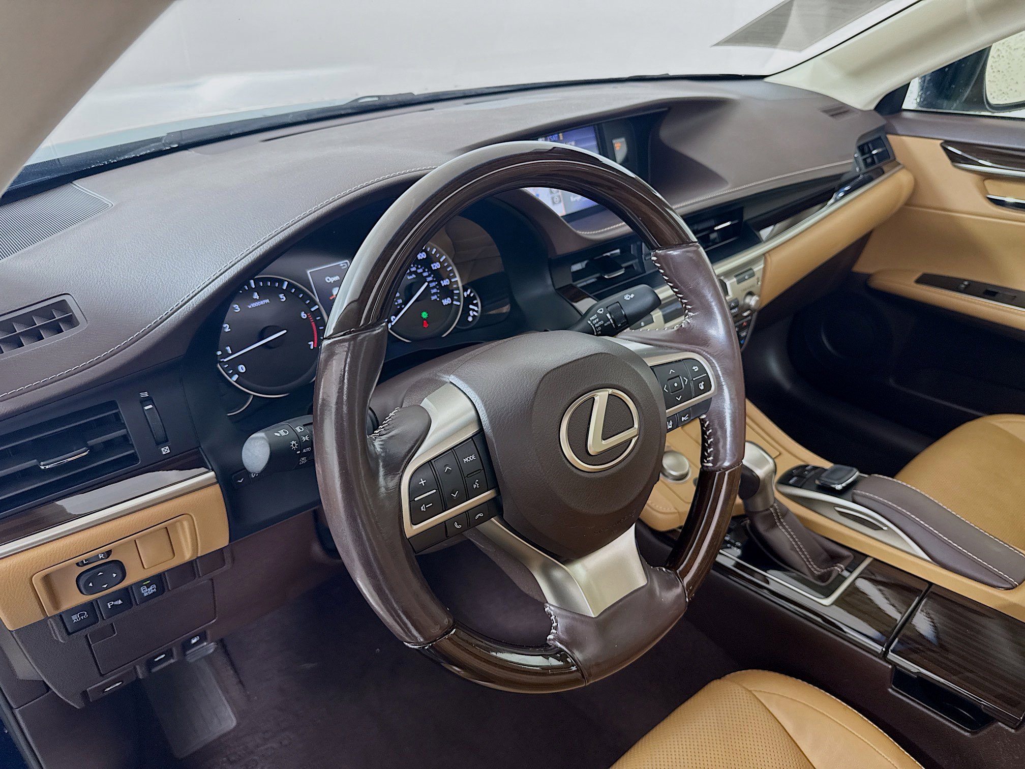 Used 2016 Lexus ES 350 w/ Luxury Package w/Wood Trim FWD image 9