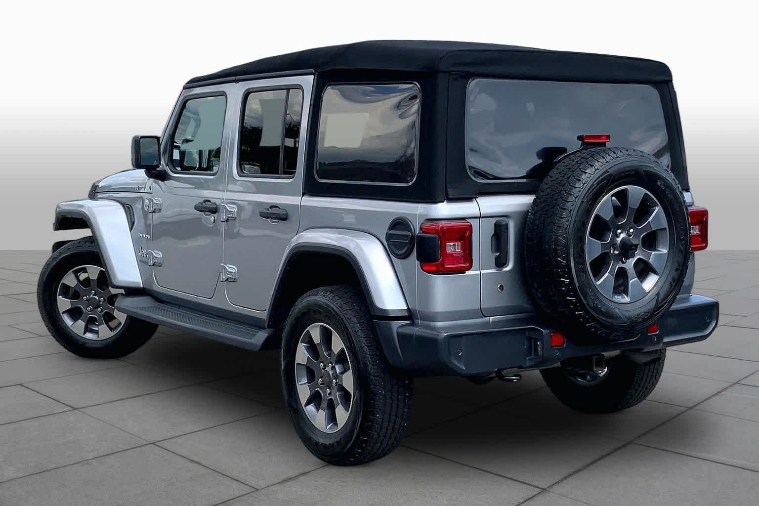 Used 2018 Jeep Wrangler Unlimited Sahara w/ Dual Top Group AWD/4WD image 12