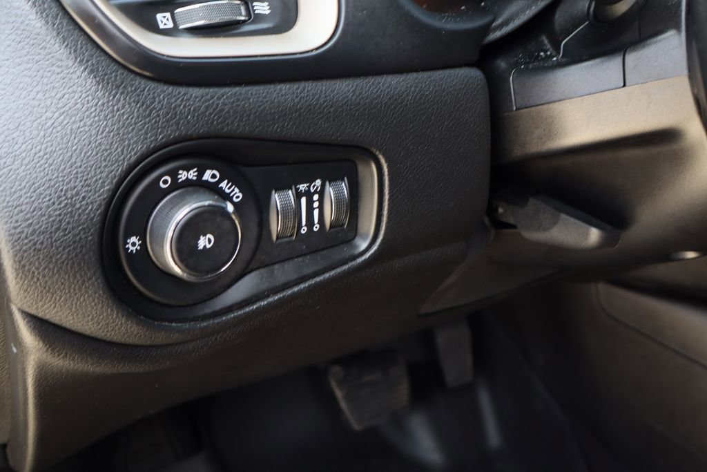 Used 2017 Jeep Renegade Latitude FWD image 12