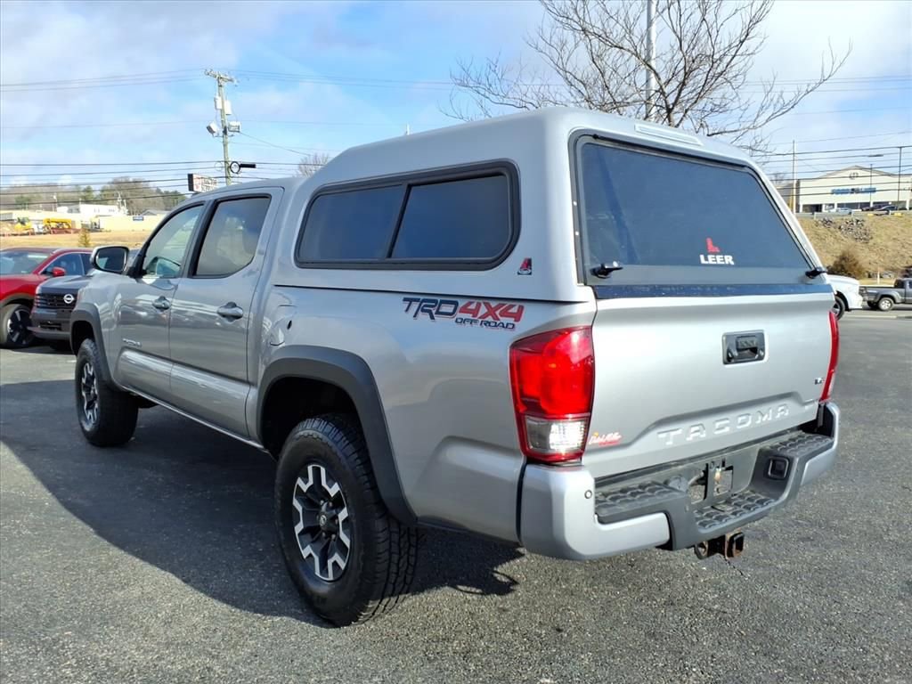 Used 2017 Toyota Tacoma TRD Off-Road image 9