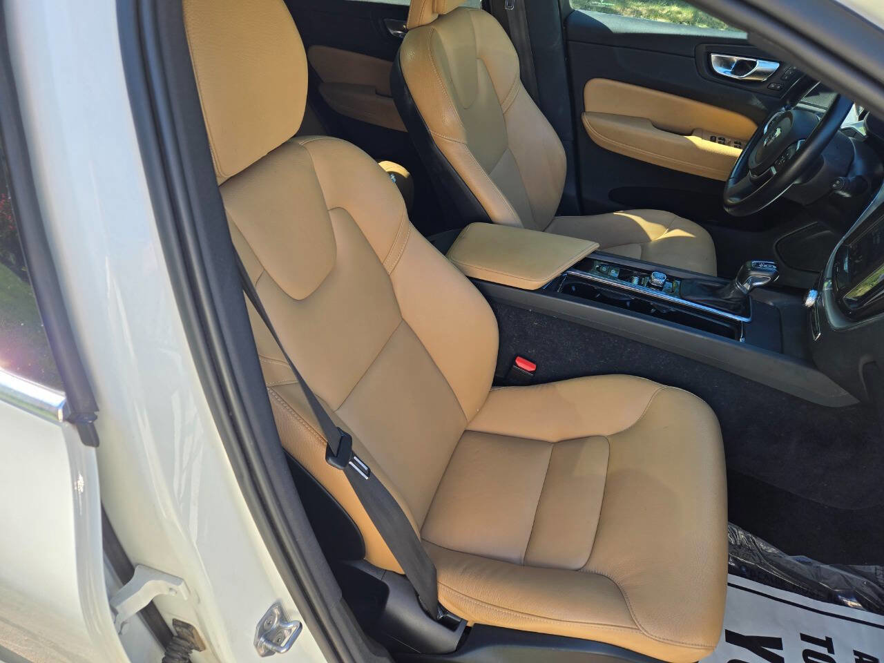 Used 2020 Volvo XC60 T5 Momentum AWD/4WD image 16