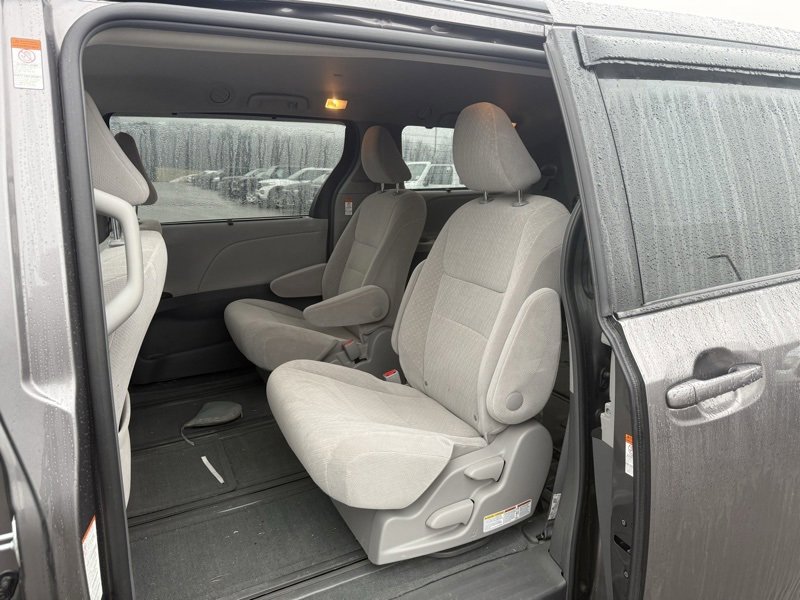 Used 2017 Toyota Sienna LE image 11