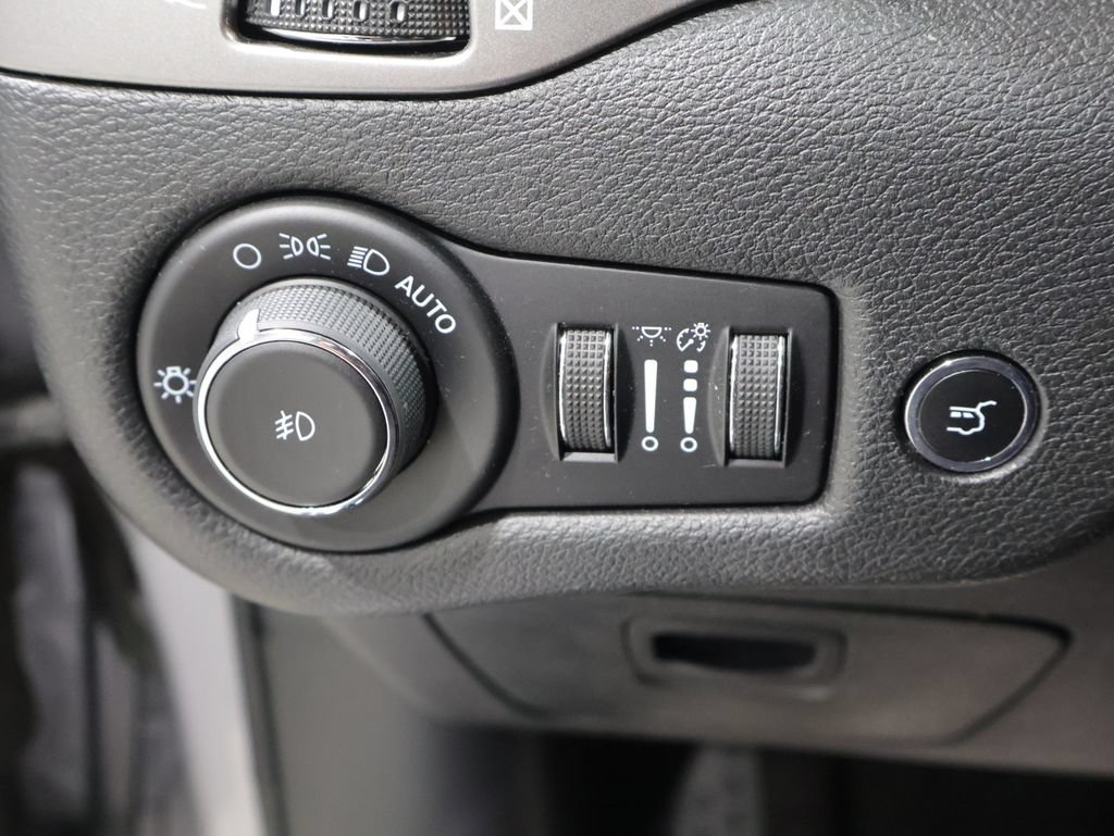 Used 2020 Jeep Cherokee Limited w/ Safetytec Group AWD/4WD image 32