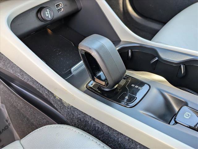 Used 2022 Volvo XC40 T4 Momentum image 12