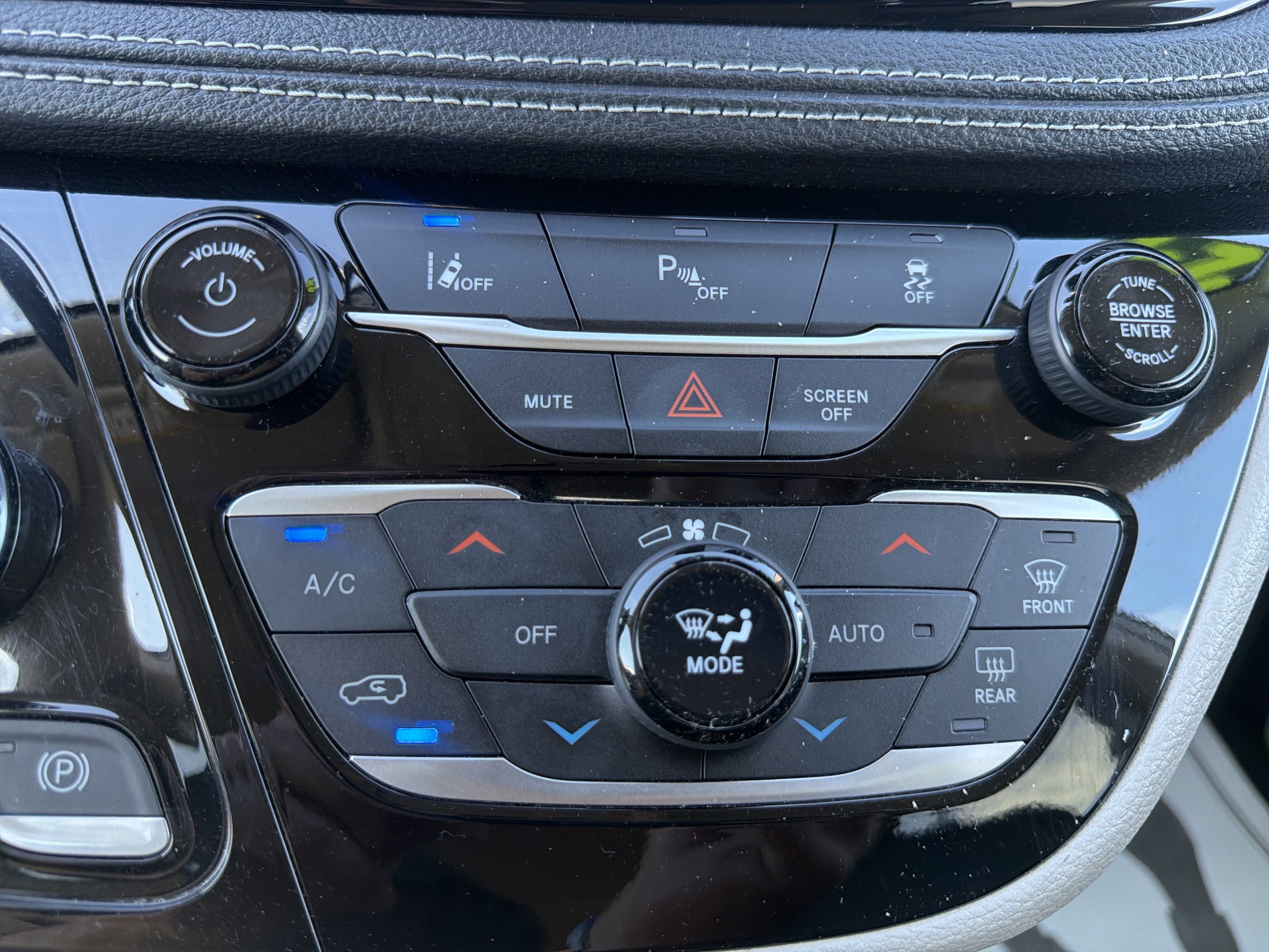Used 2024 Chrysler Pacifica Limited FWD image 30