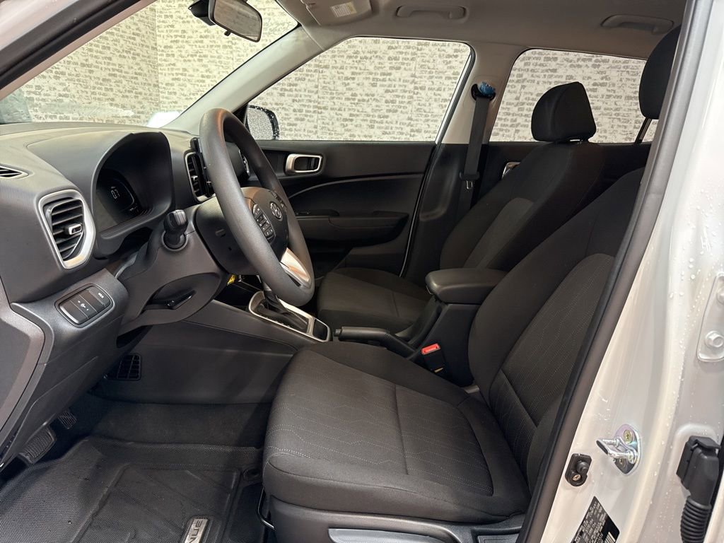 Used 2025 Hyundai Venue SE image 23