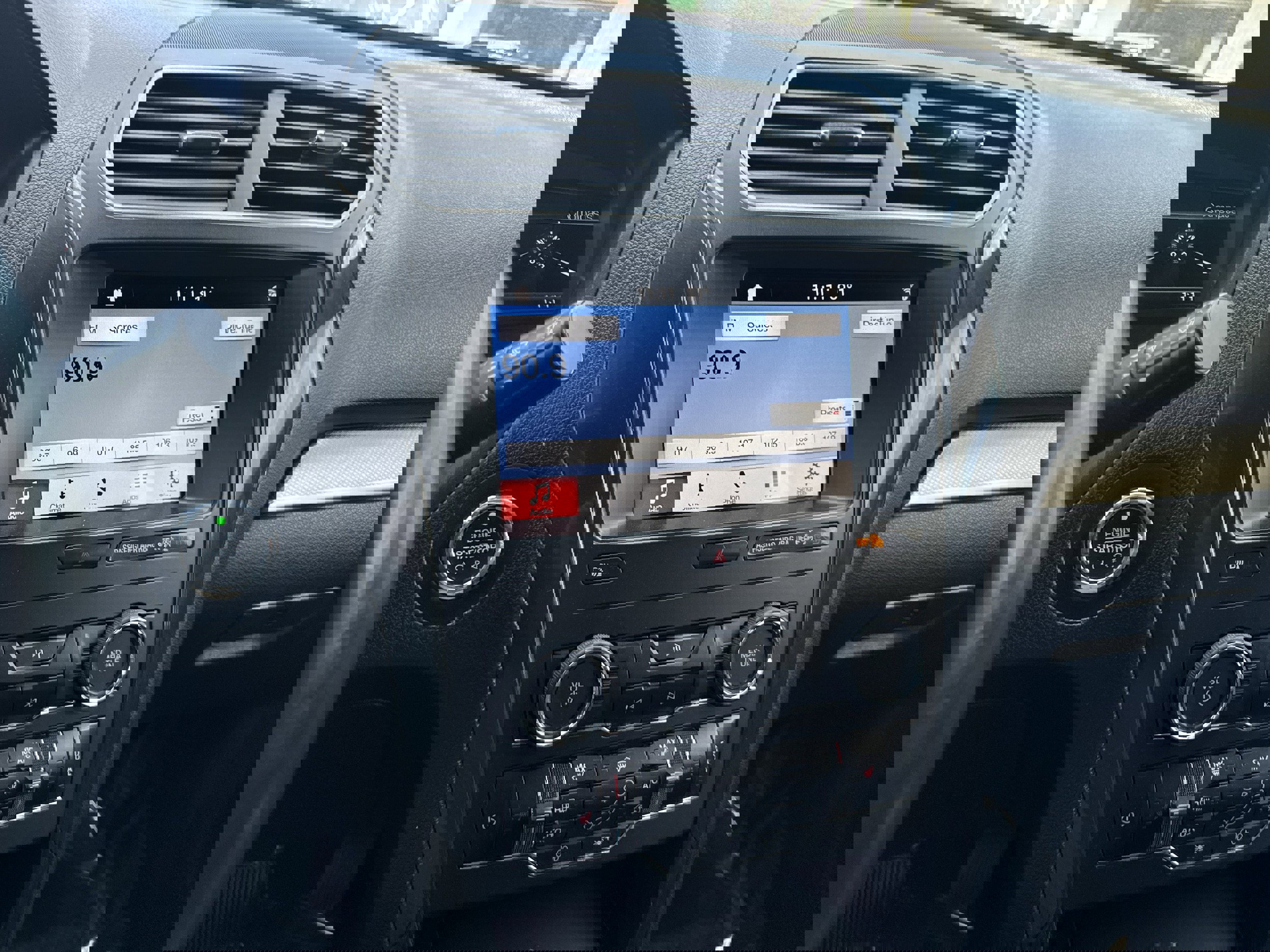 Used 2018 Ford Explorer XLT w/ Equipment Group 202A image 19