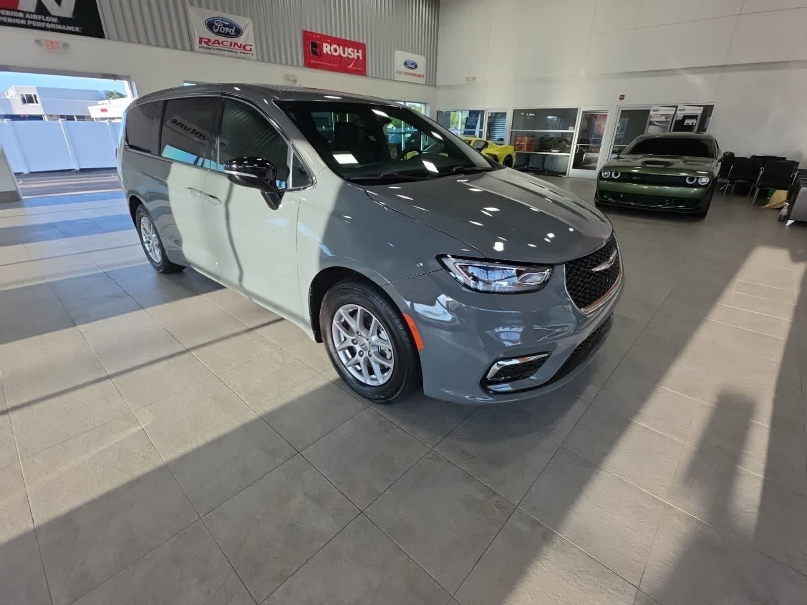 Used 2025 Chrysler Pacifica Select FWD image 4