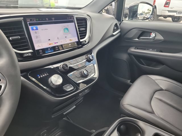 Used 2025 Chrysler Pacifica Select FWD image 22