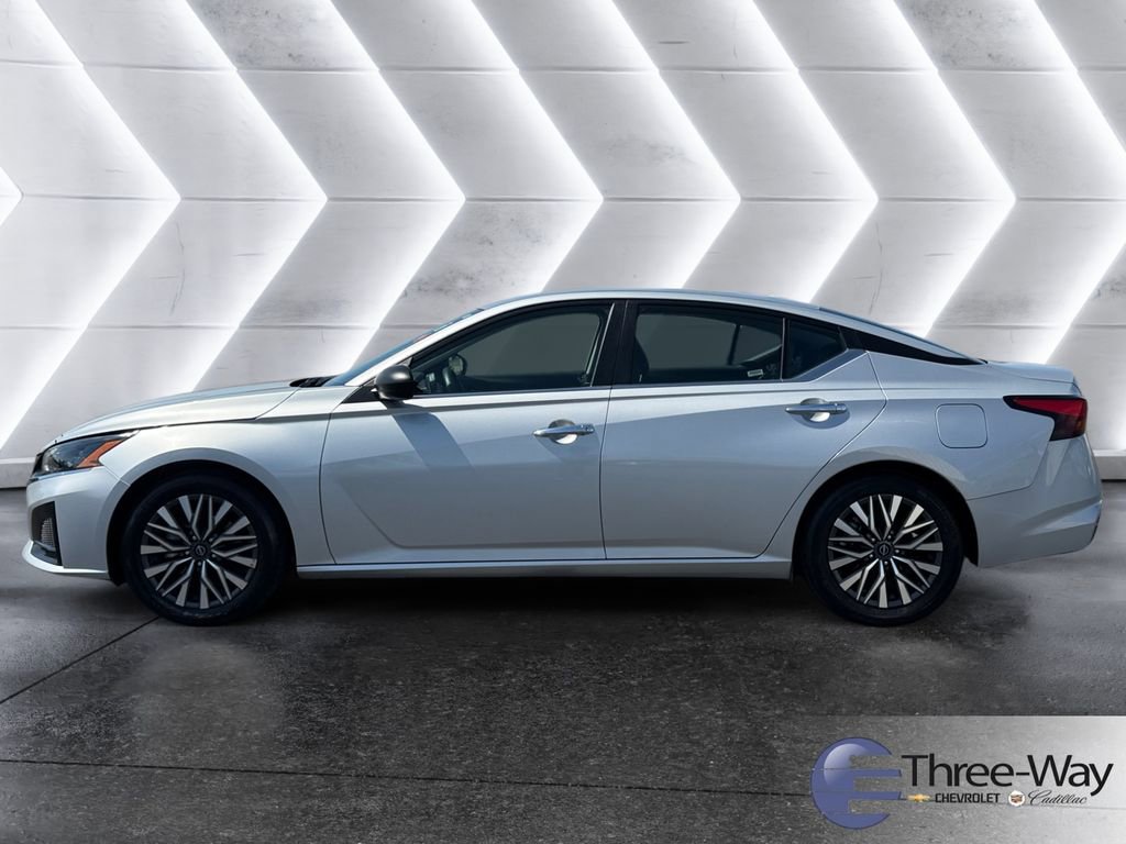 Used 2024 Nissan Altima 2.5 SV FWD image 2