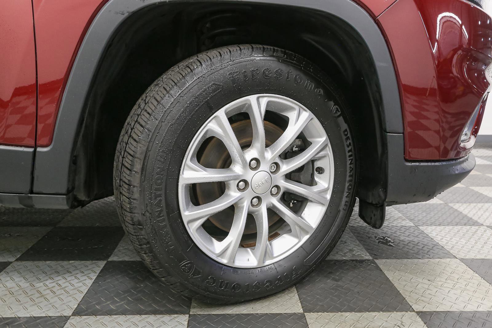 Used 2019 Jeep Cherokee Latitude w/ Popular Appearance Group AWD/4WD image 17