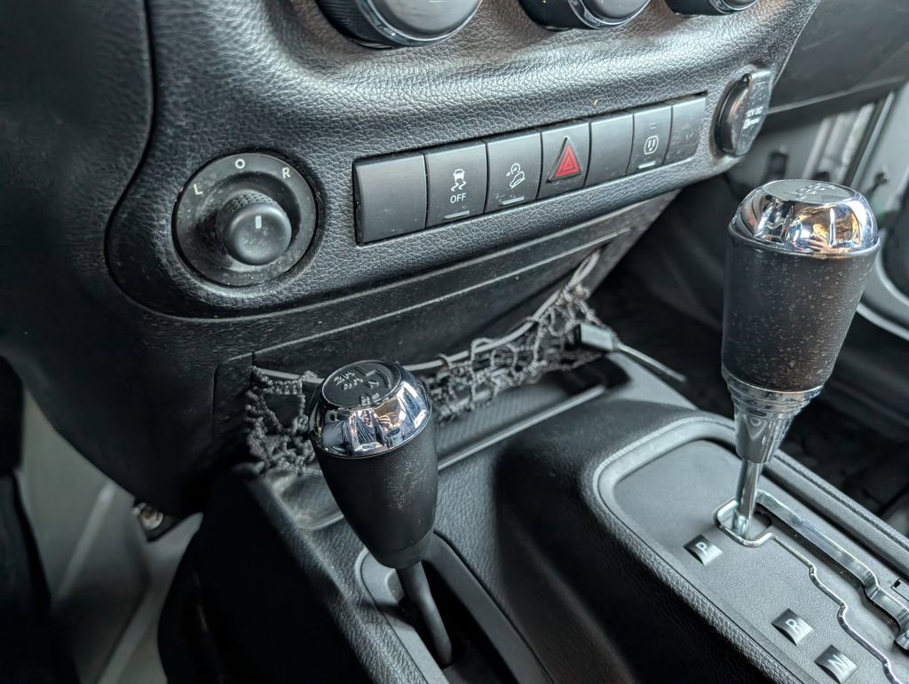 Used 2014 Jeep Wrangler Unlimited Sahara w/ Connectivity Group image 19