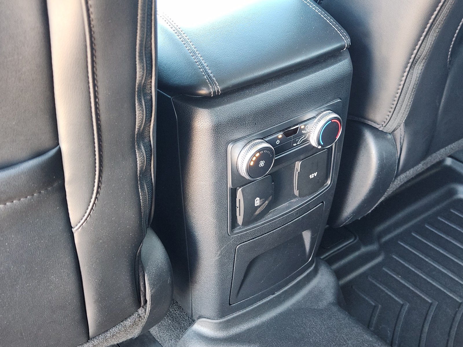 Used 2022 Ford Explorer XLT w/ Equipment Group 202A RWD image 35