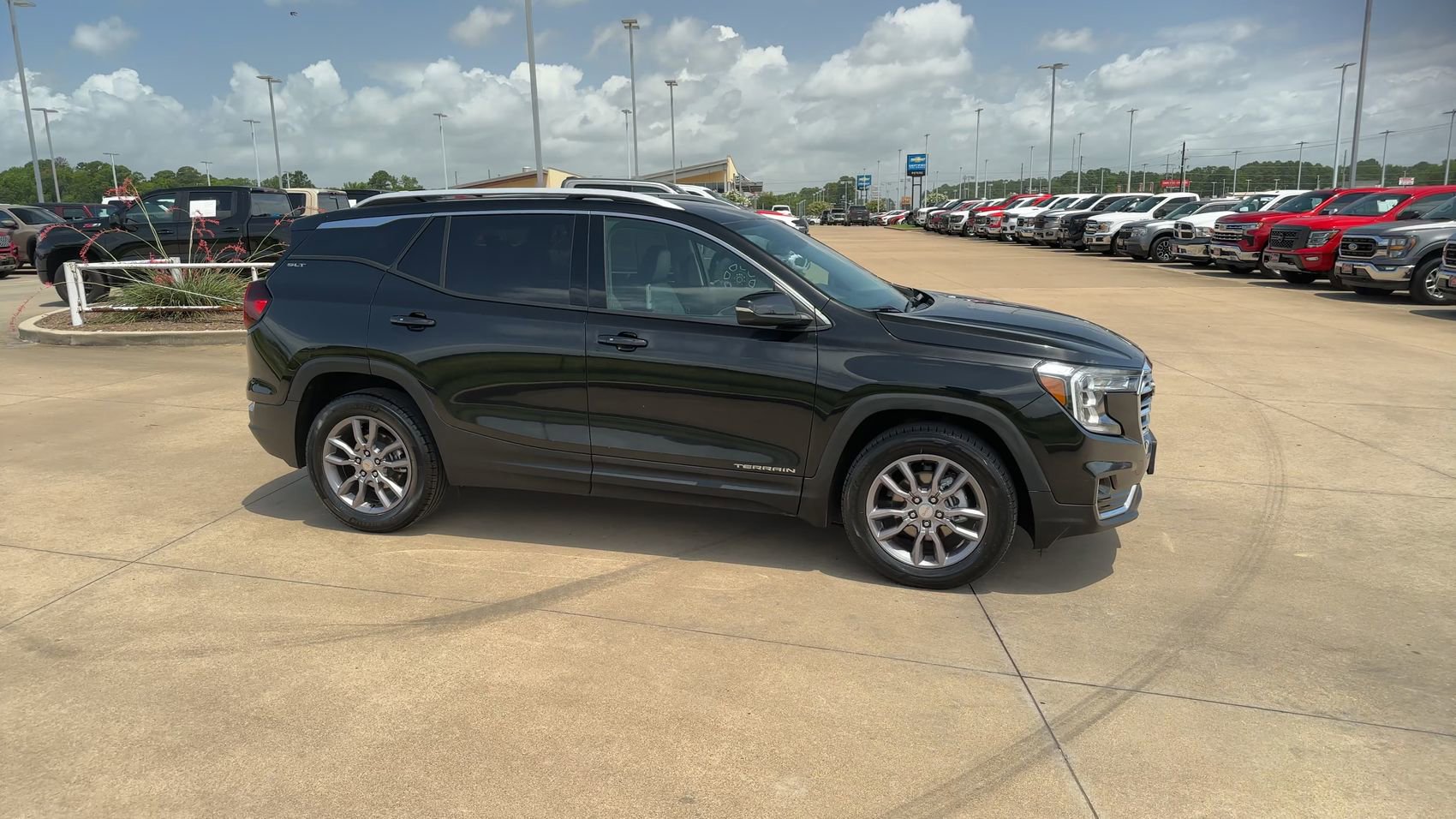 Used 2023 GMC Terrain SLT image 9