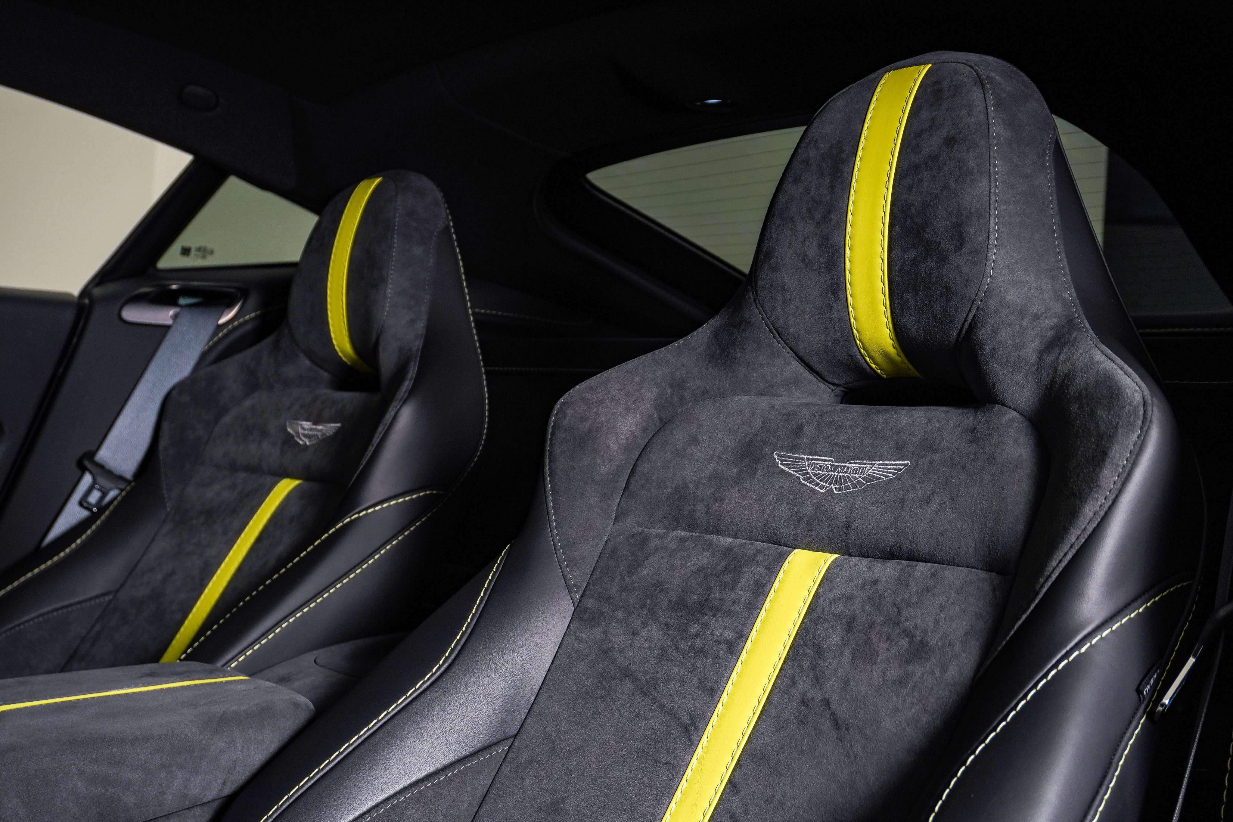 Used 2023 Aston Martin V8 Vantage Coupe RWD image 24