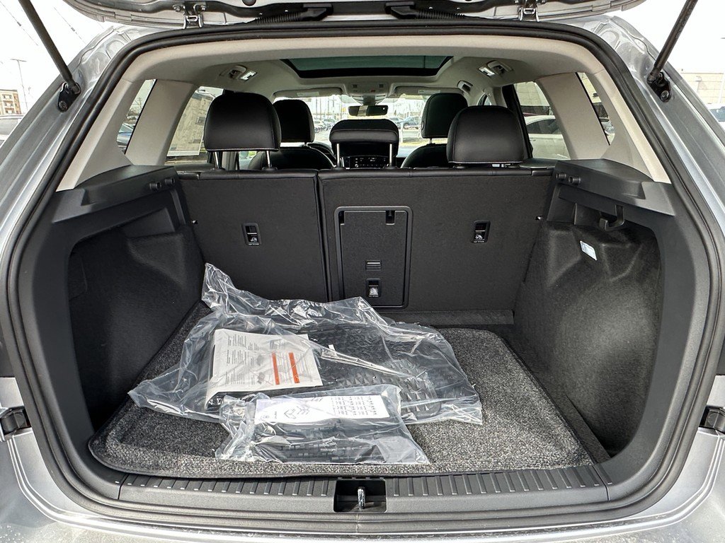 New 2025 Volkswagen Taos SEL image 4