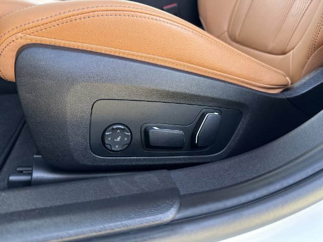 Used 2025 BMW 330i xDrive Sedan w/ Premium Package AWD/4WD image 19