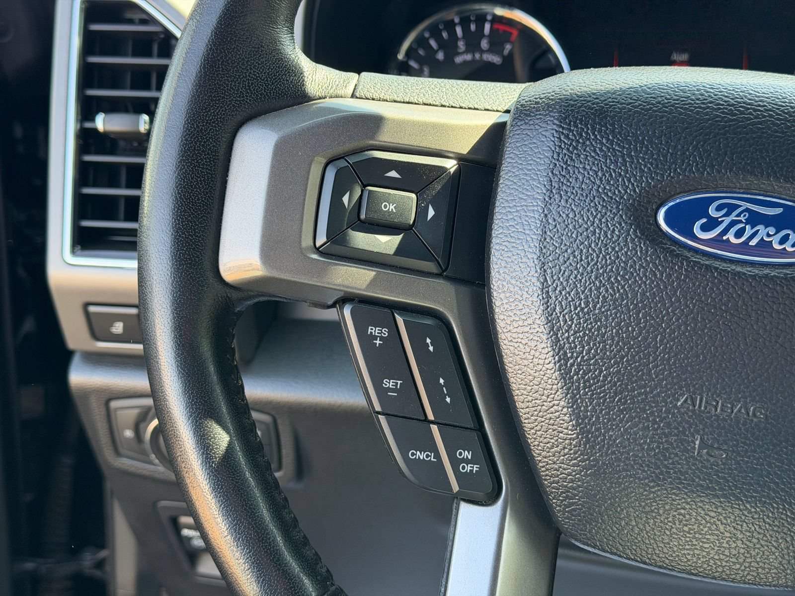 Used 2021 Ford Expedition XLT AWD/4WD image 32