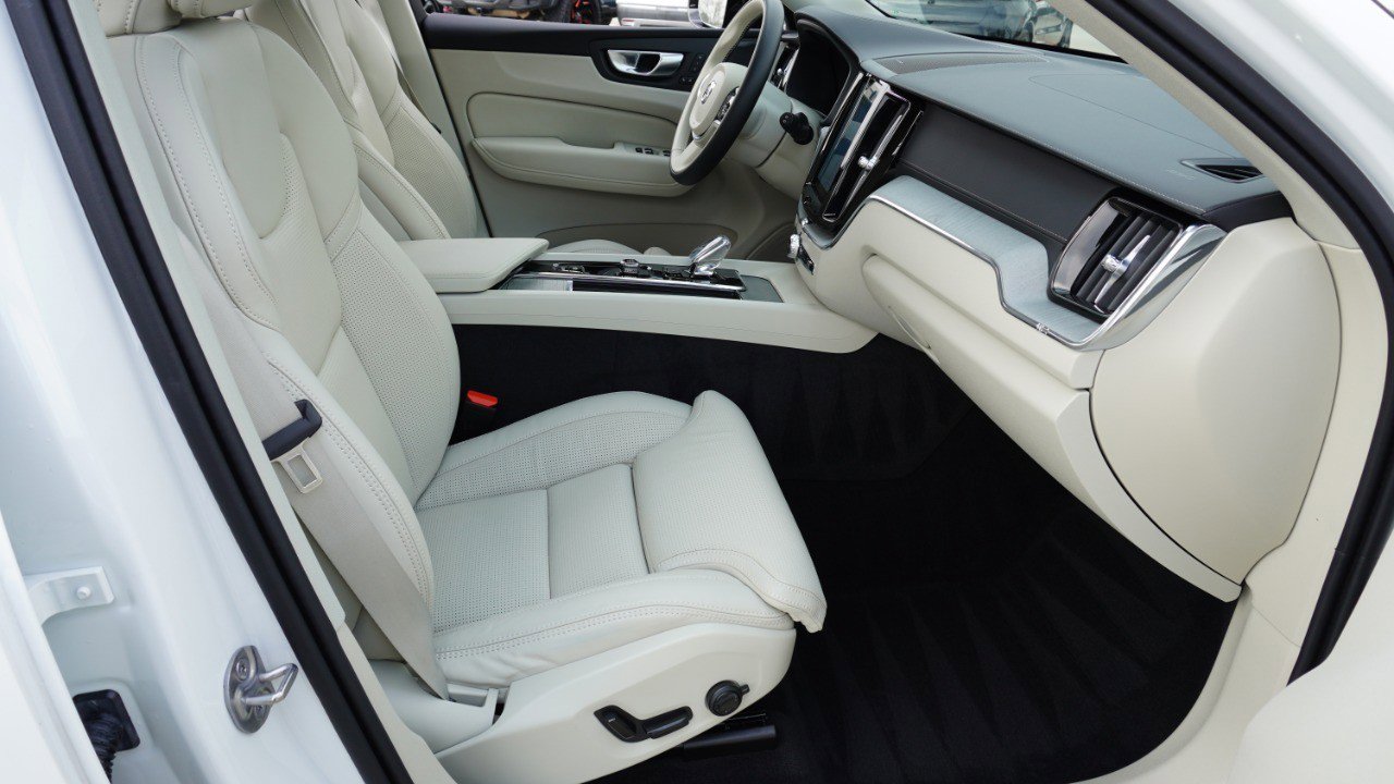Used 2025 Volvo XC60 B5 Ultra w/ Protection Package Premier image 14