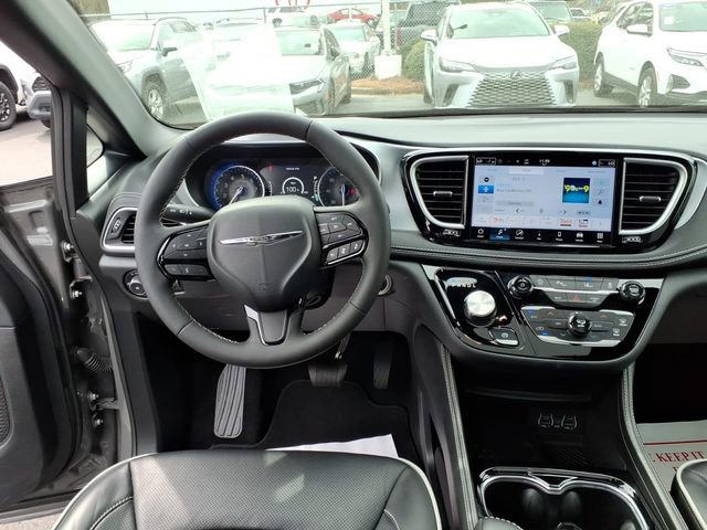 Used 2025 Chrysler Pacifica Limited FWD image 10