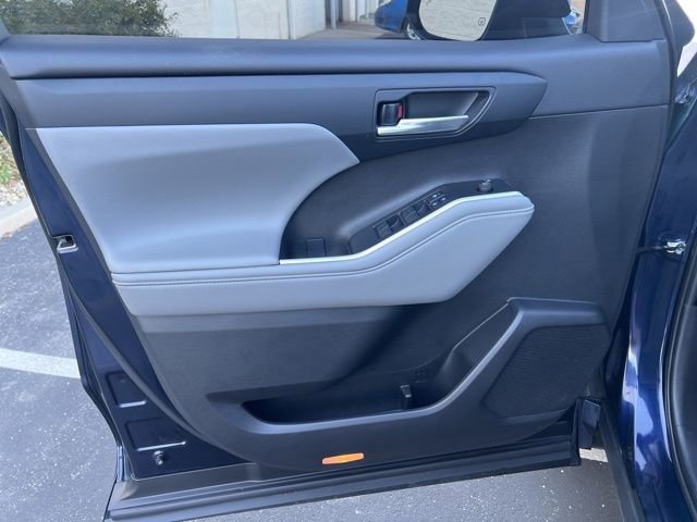 Used 2021 Toyota Highlander XLE AWD/4WD image 17