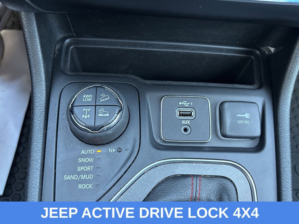 Used 2022 Jeep Cherokee Trailhawk w/ Comfort/Convenience Group AWD/4WD image 5
