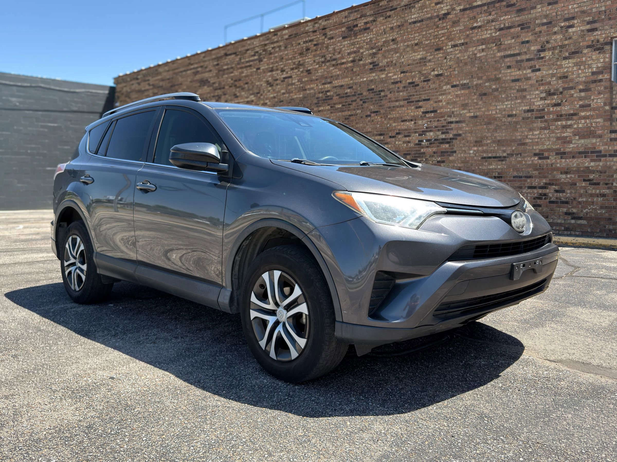 Used 2018 Toyota RAV4 LE FWD image 1