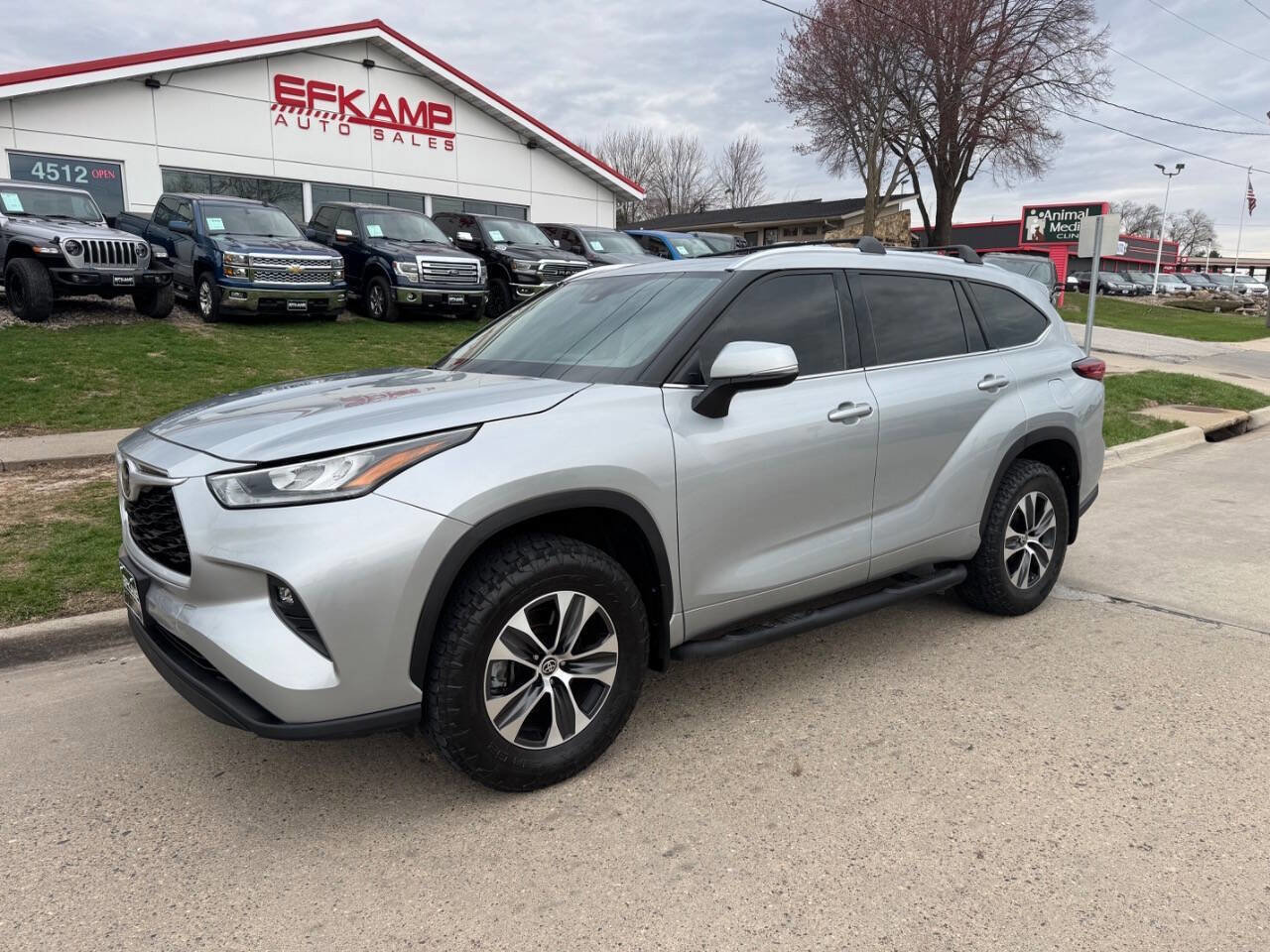 Used 2020 Toyota Highlander XLE AWD/4WD image 1