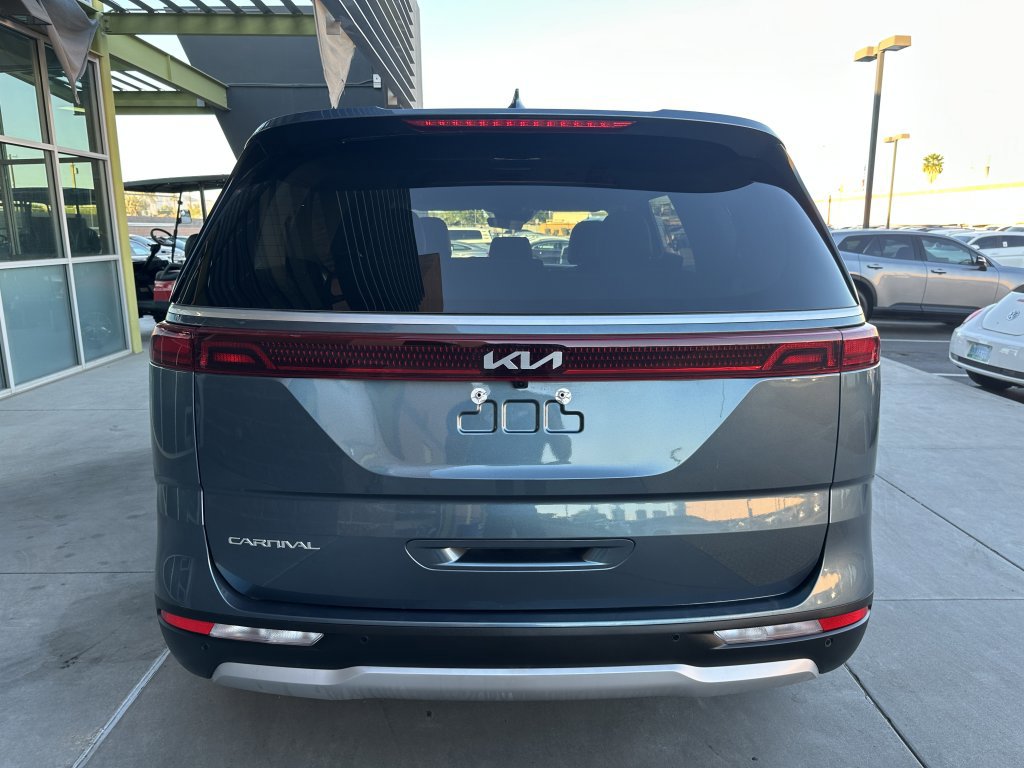 Used 2024 Kia Carnival EX image 12