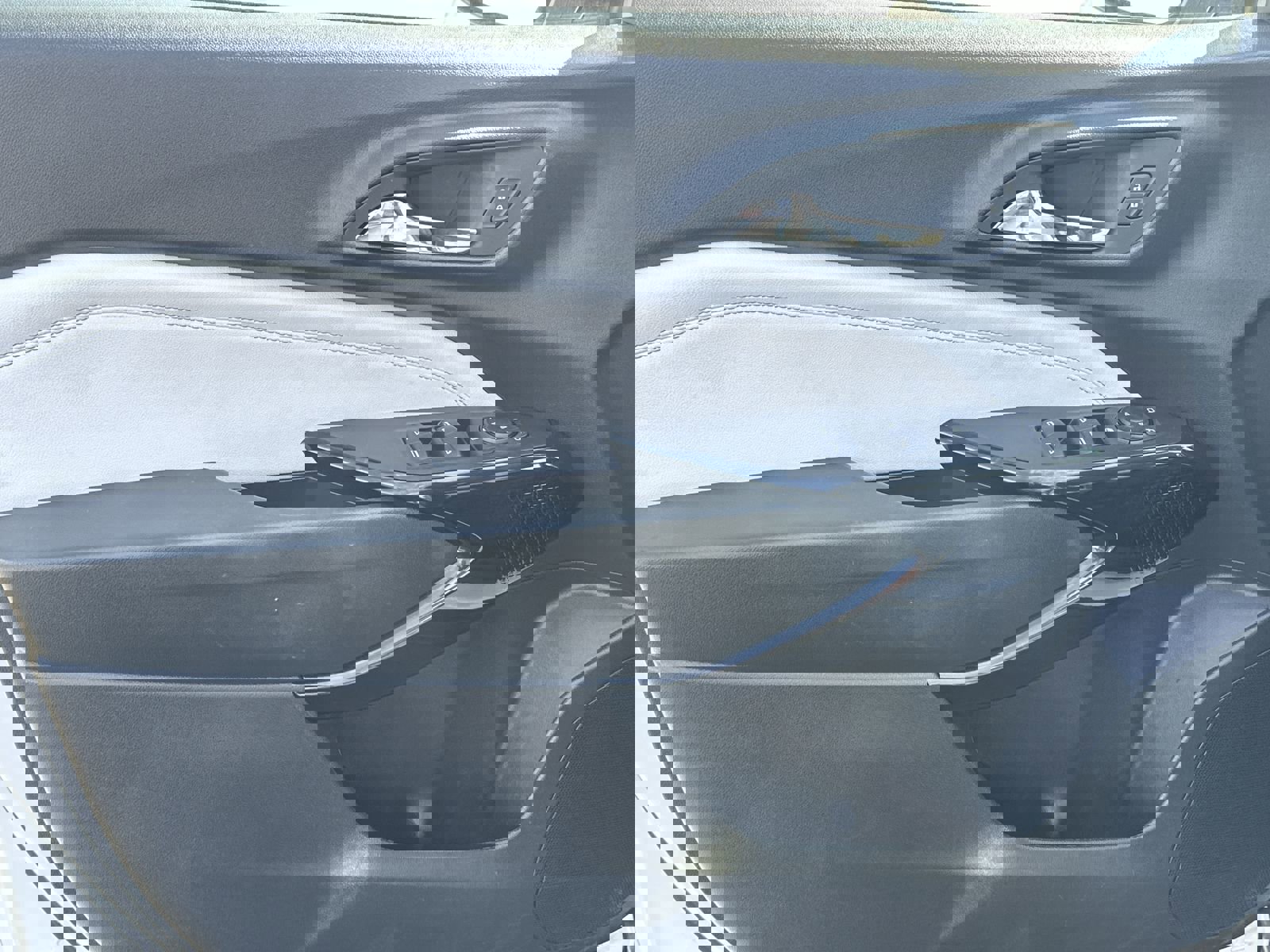 Used 2025 Chevrolet Trax LT w/ LT Convenience Package image 14