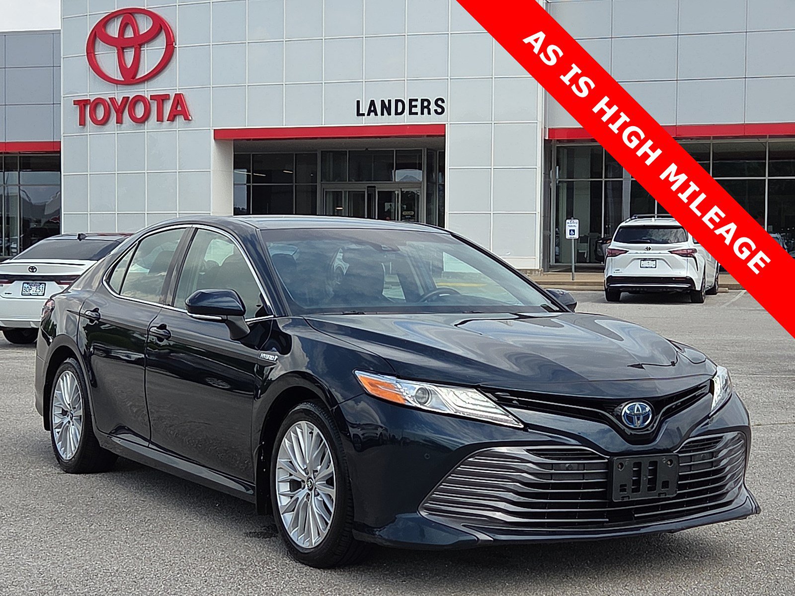 Used 2018 Toyota Camry XLE FWD image 1