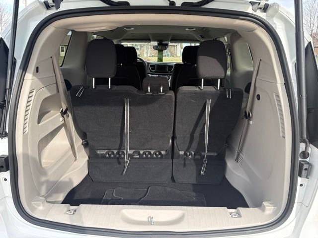 Used 2023 Chrysler Voyager LX image 7