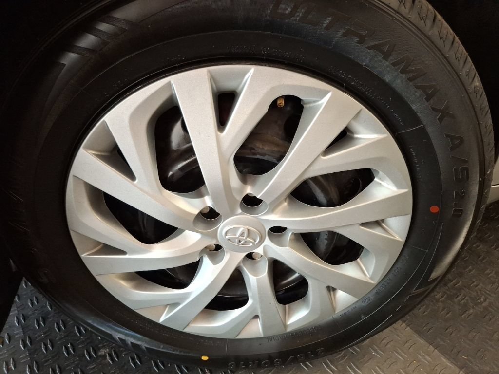 Used 2010 Toyota Camry FWD image 3