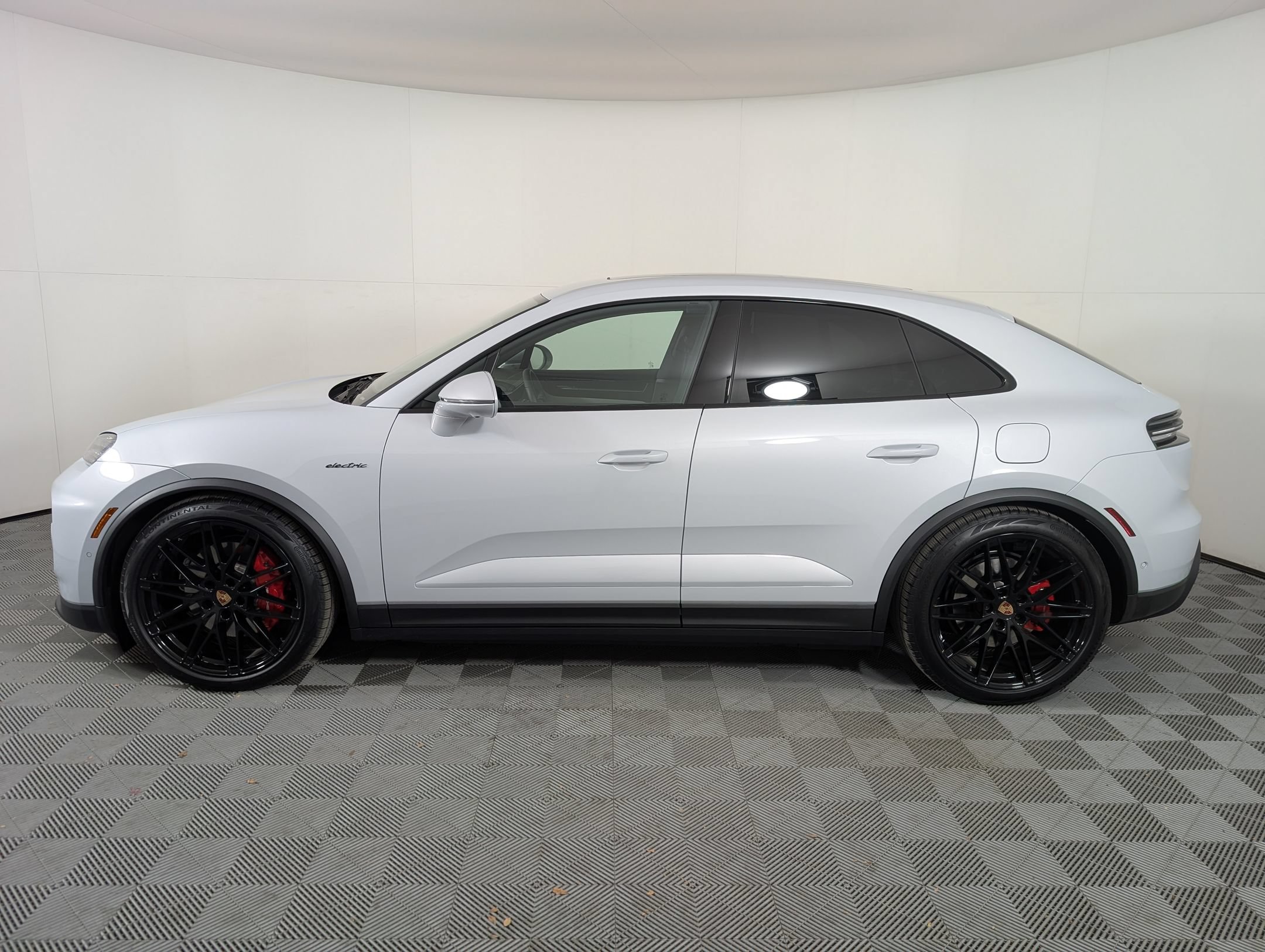 New 2025 Porsche Macan 4S Electric AWD/4WD image 2