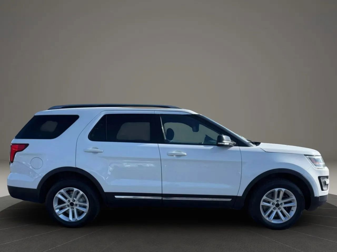 Used 2017 Ford Explorer XLT AWD/4WD image 4
