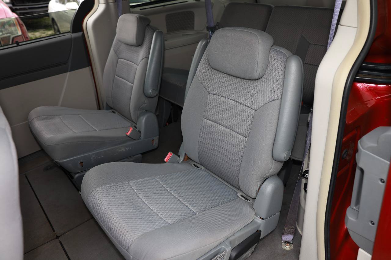 Used 2008 Chrysler Town & Country Touring w/ Entertainment Group #2 FWD image 8