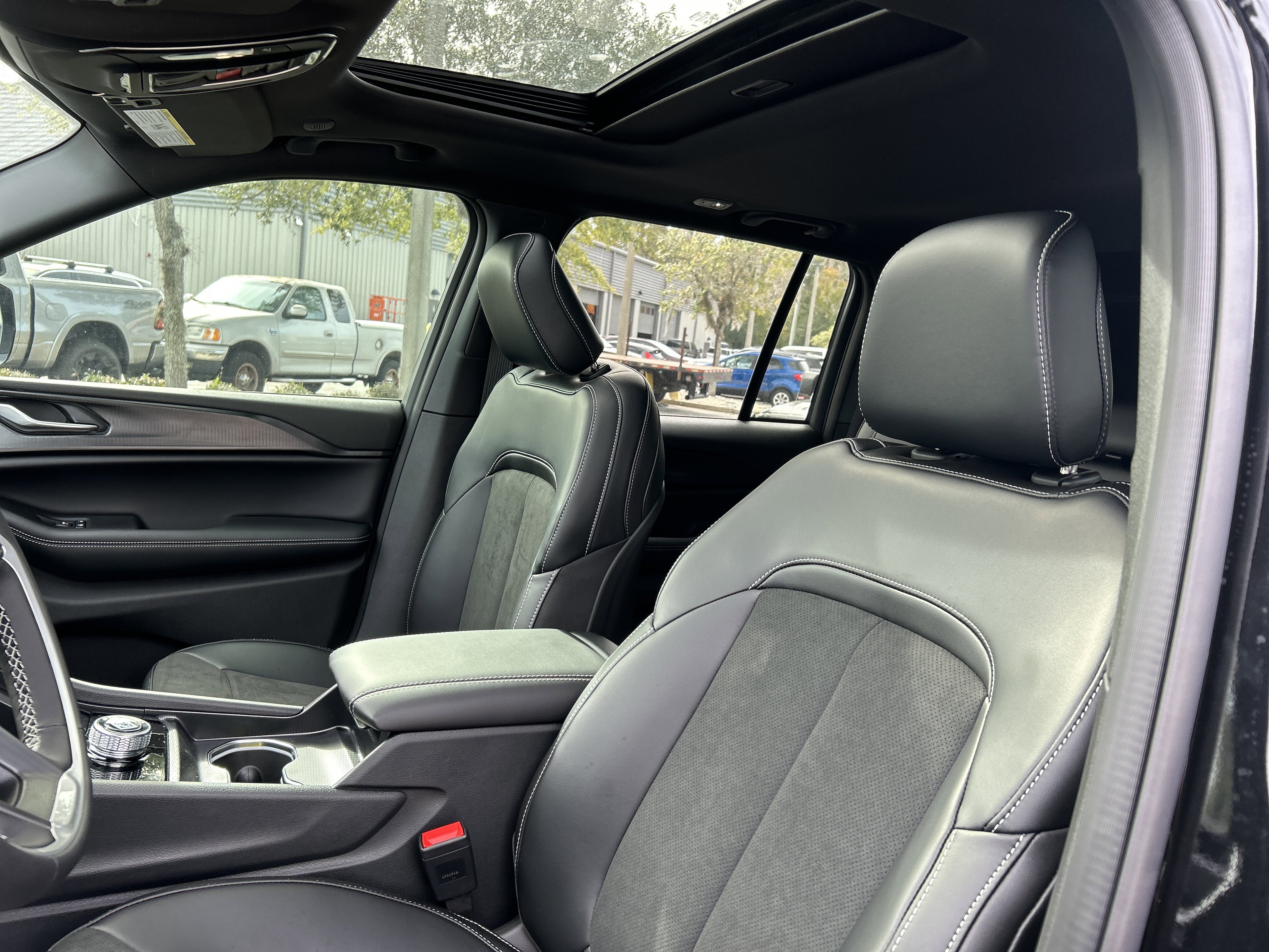 New 2025 Jeep Grand Cherokee Altitude image 15