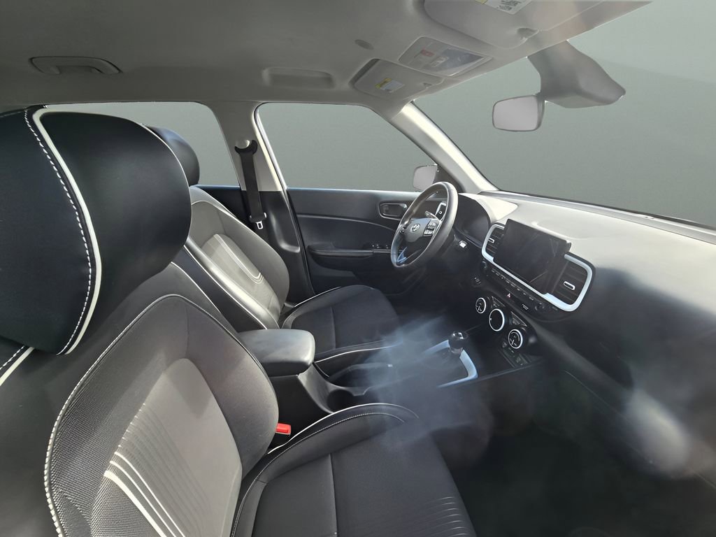 Used 2023 Hyundai Venue Limited image 9