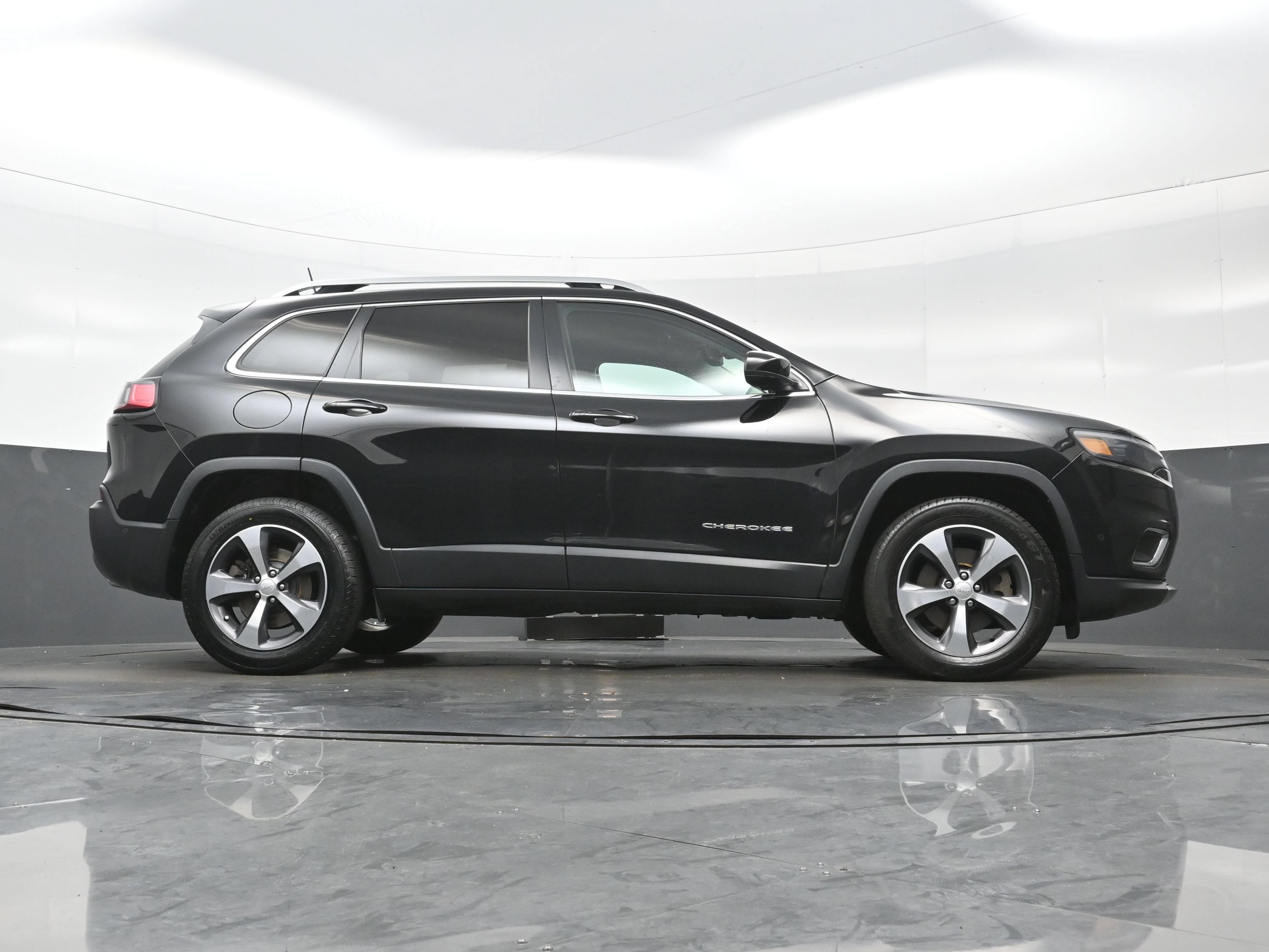 Used 2019 Jeep Cherokee Limited w/ Luxury Group AWD/4WD image 35