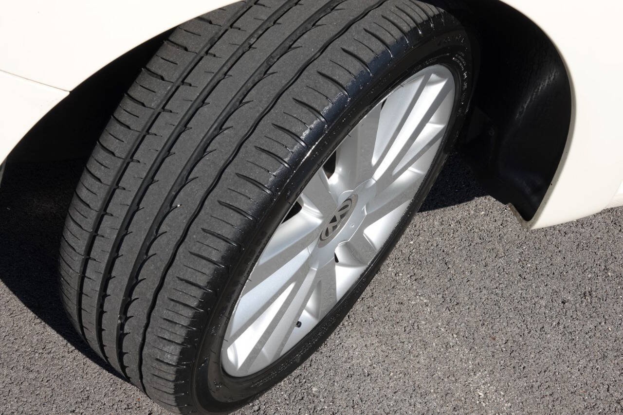 Used 2008 Volkswagen Beetle SE FWD image 50