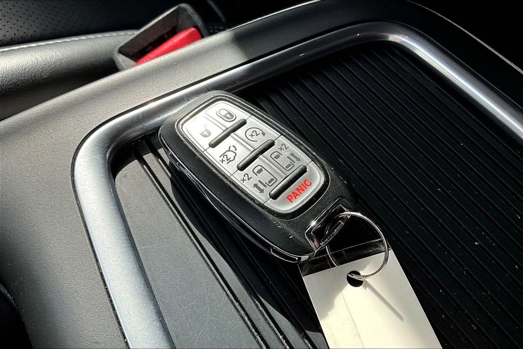 Used 2023 Chrysler Pacifica Touring-L image 13