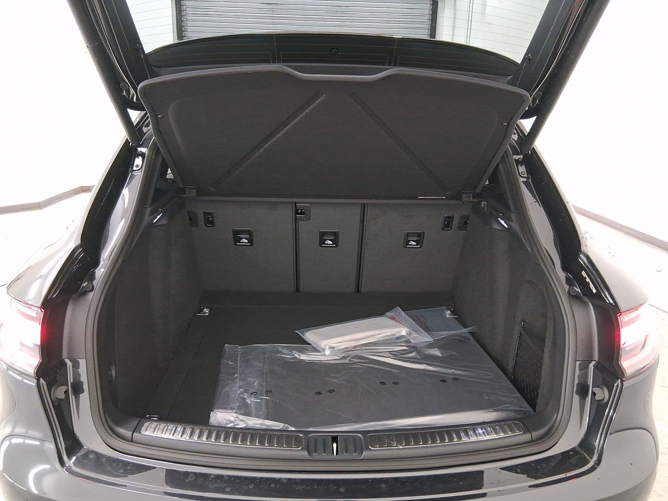 Used 2026 Porsche Macan AWD/4WD image 33