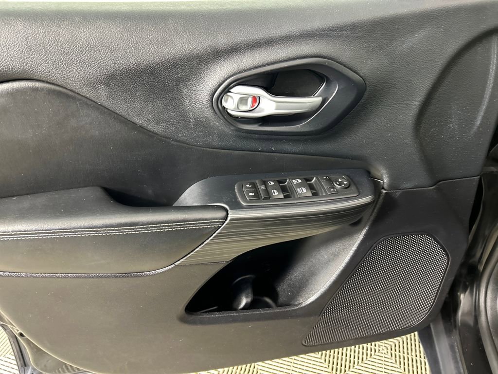 Used 2016 Jeep Cherokee Limited image 14