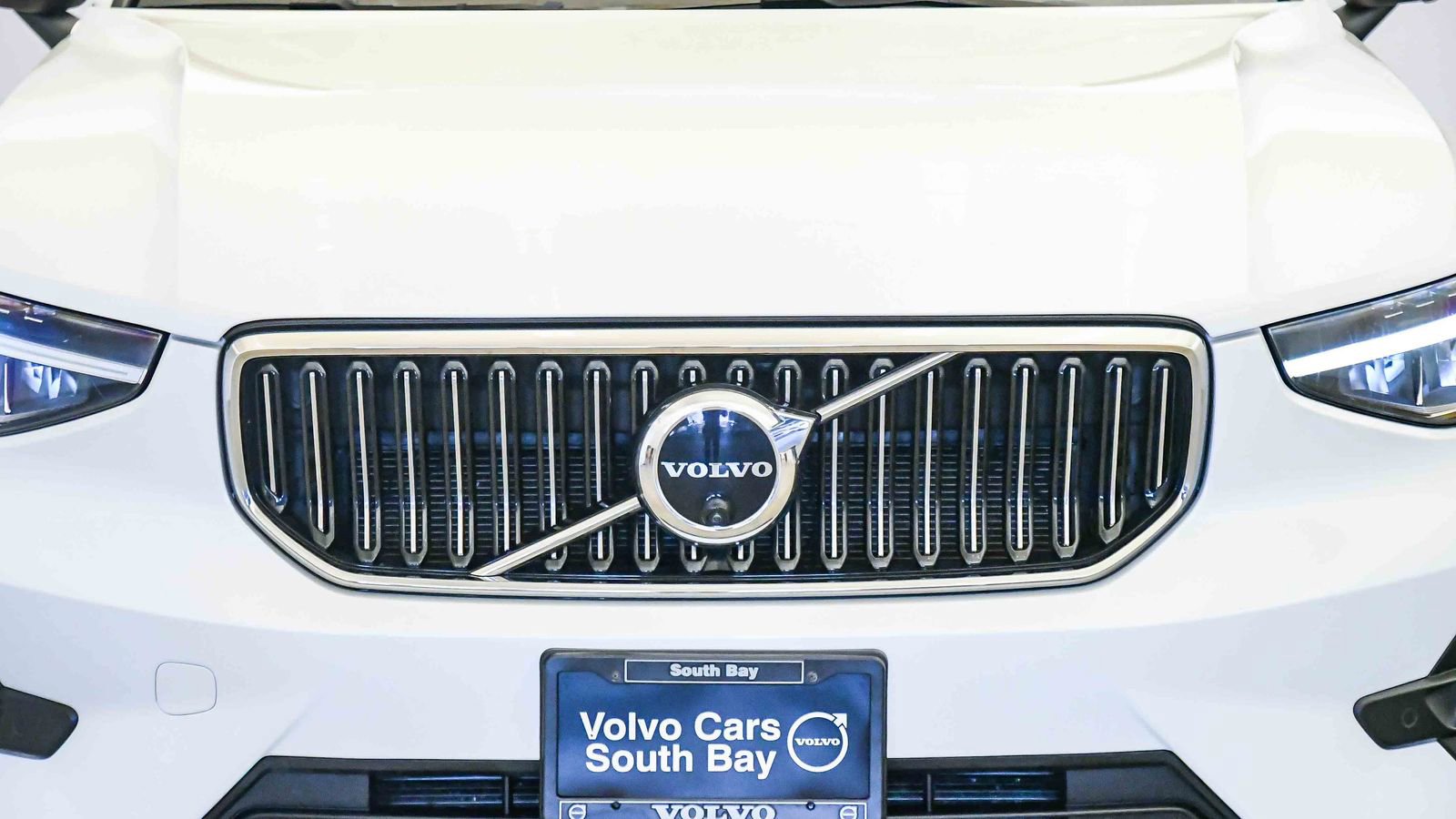 Certified 2023 Volvo XC40 B5 Plus w/ Driver Assist Package AWD/4WD image 8