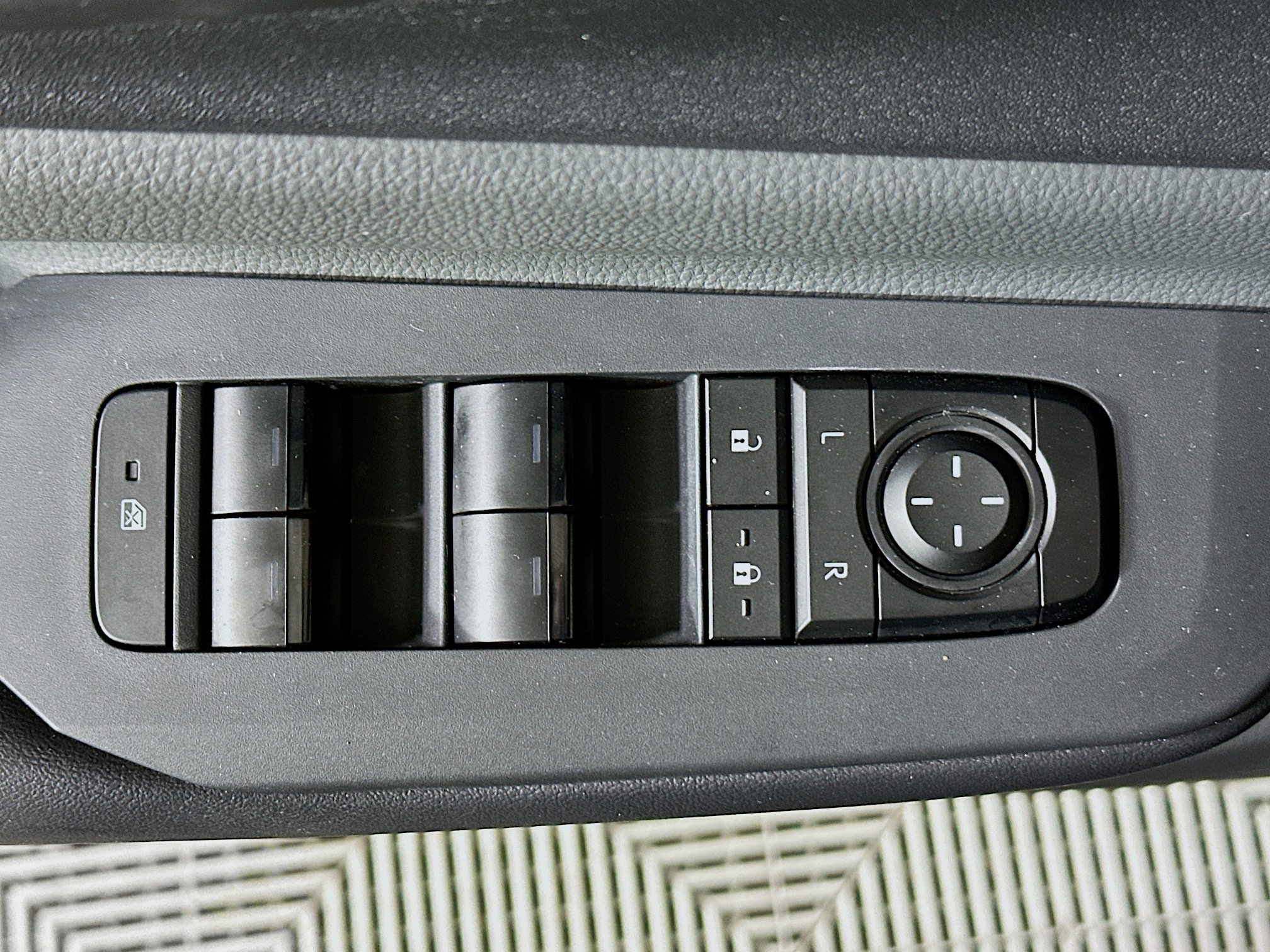 Used 2024 Toyota Prius LE image 14