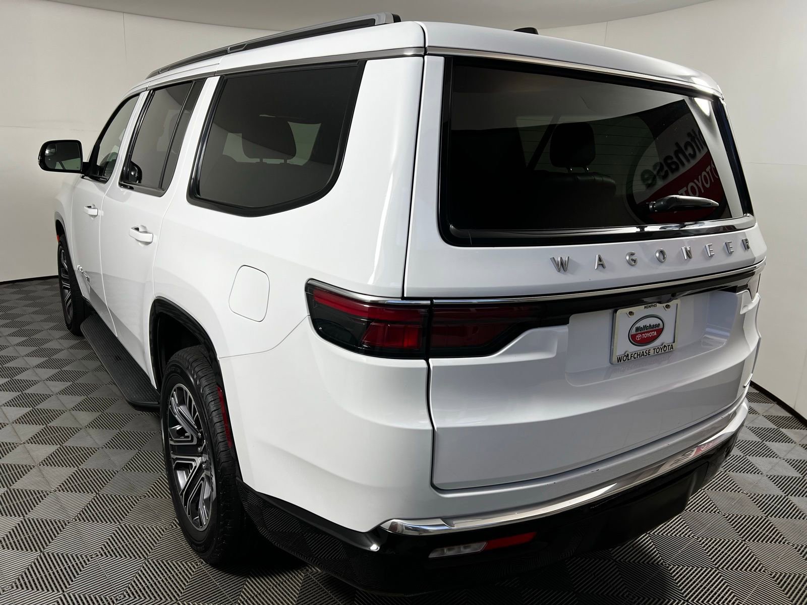 Used 2024 Jeep Wagoneer Series II w/ Flexible Seating Group image 7