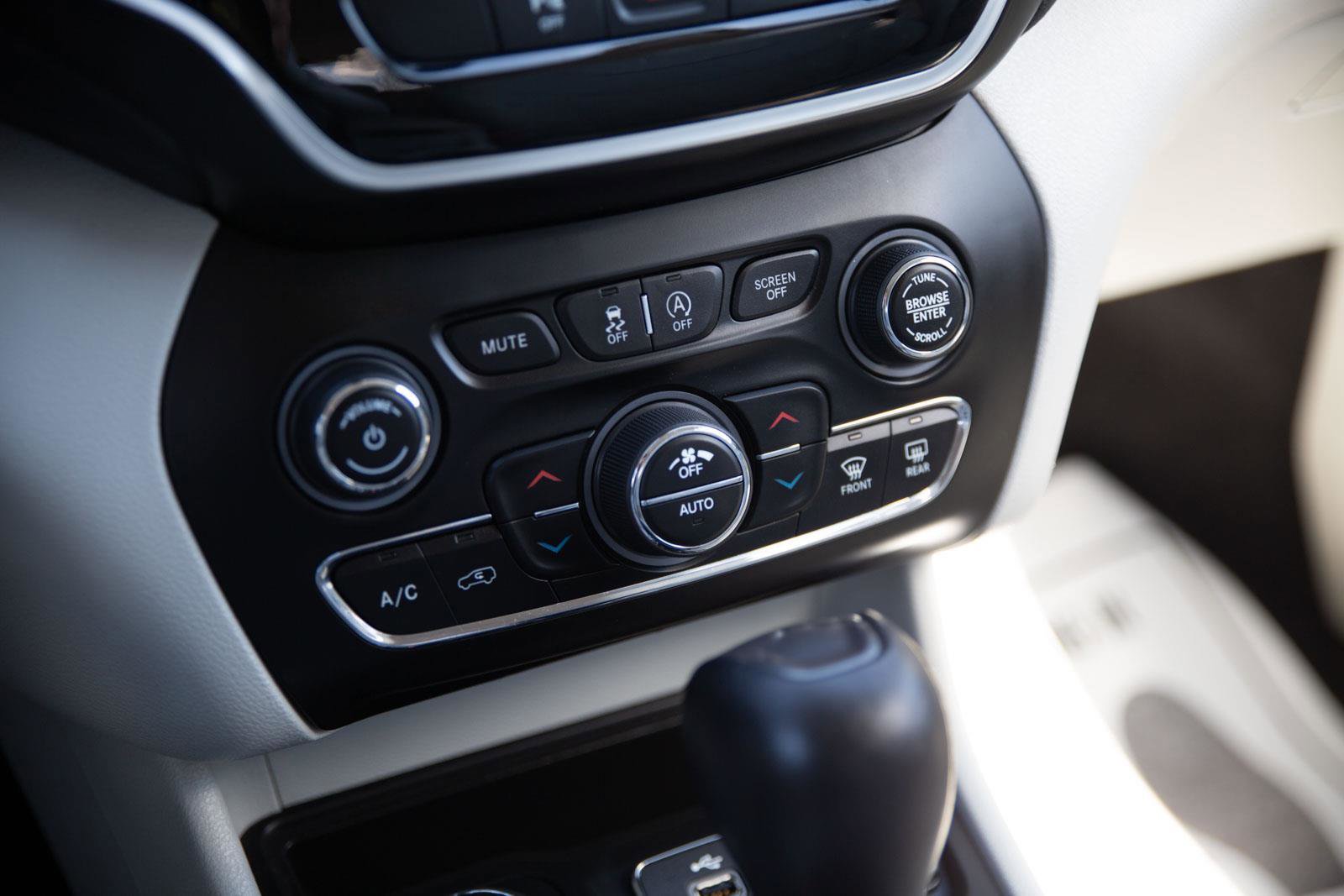 Used 2019 Jeep Cherokee Limited image 15