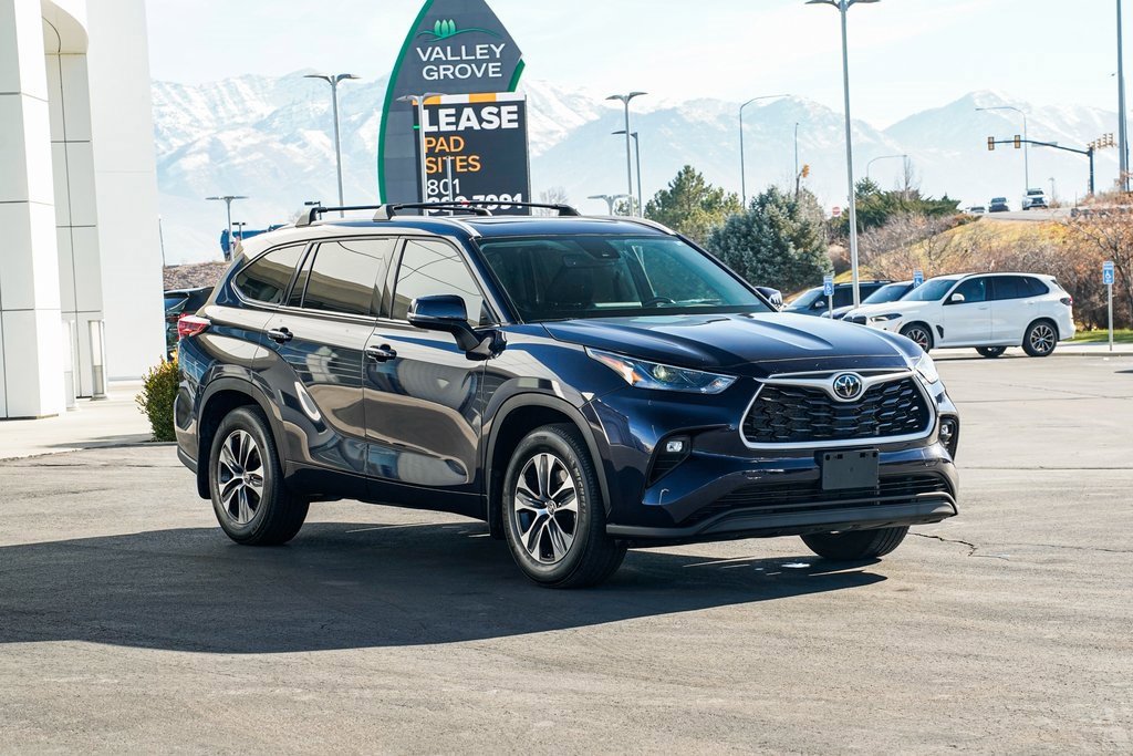 Used 2022 Toyota Highlander XLE image 3